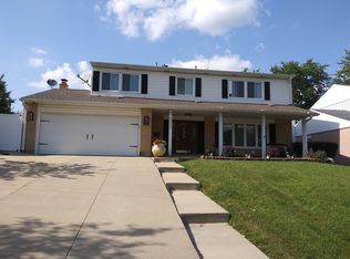 9080 Chestnut Dr, Hickory Hills, IL