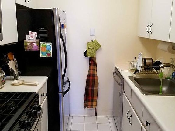 3rd image of 250 E 40th St APT 14B