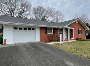 221 Hylton St, Mount Airy, NC 27030