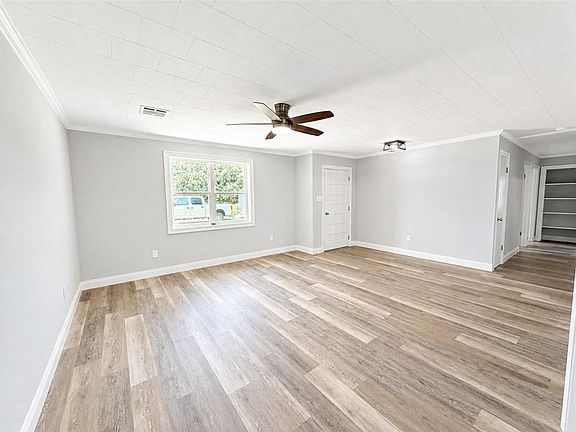3rd image of 209 Belle Vue Dr