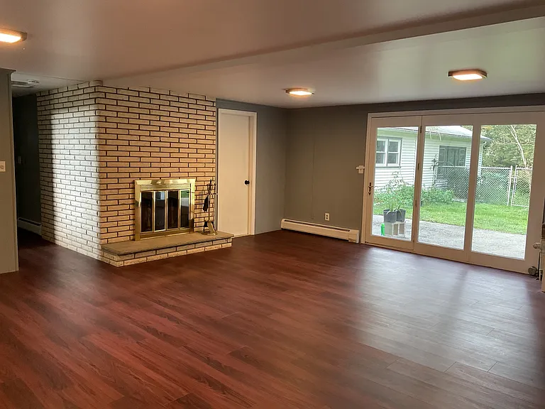 442 Surrey Ln — Photo 26