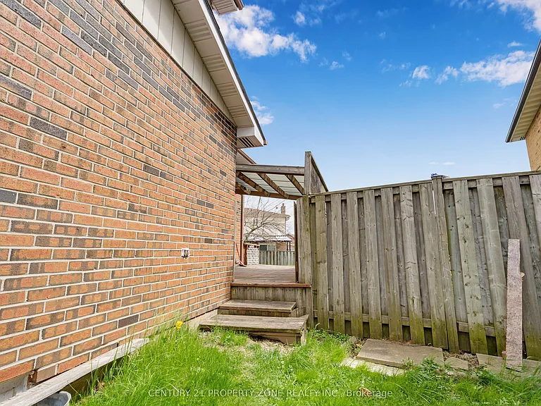 32 Lady Stewart Blvd — Photo 22