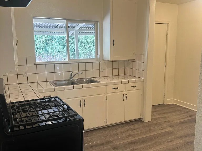1155 Letts Ave — Photo 8