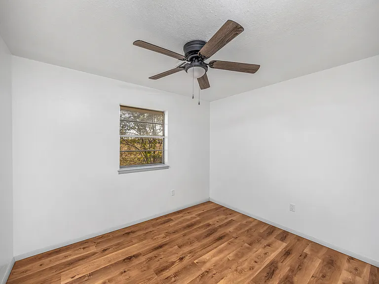 305 NE Angus St — Photo 14