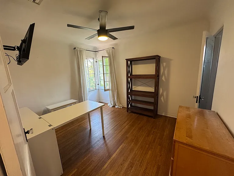 1418 Spazier Ave — Photo 12