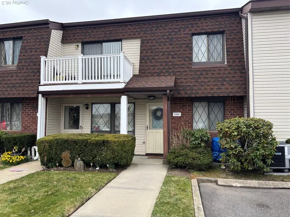 100 Cambridge Dr, Copiague, NY 11726
