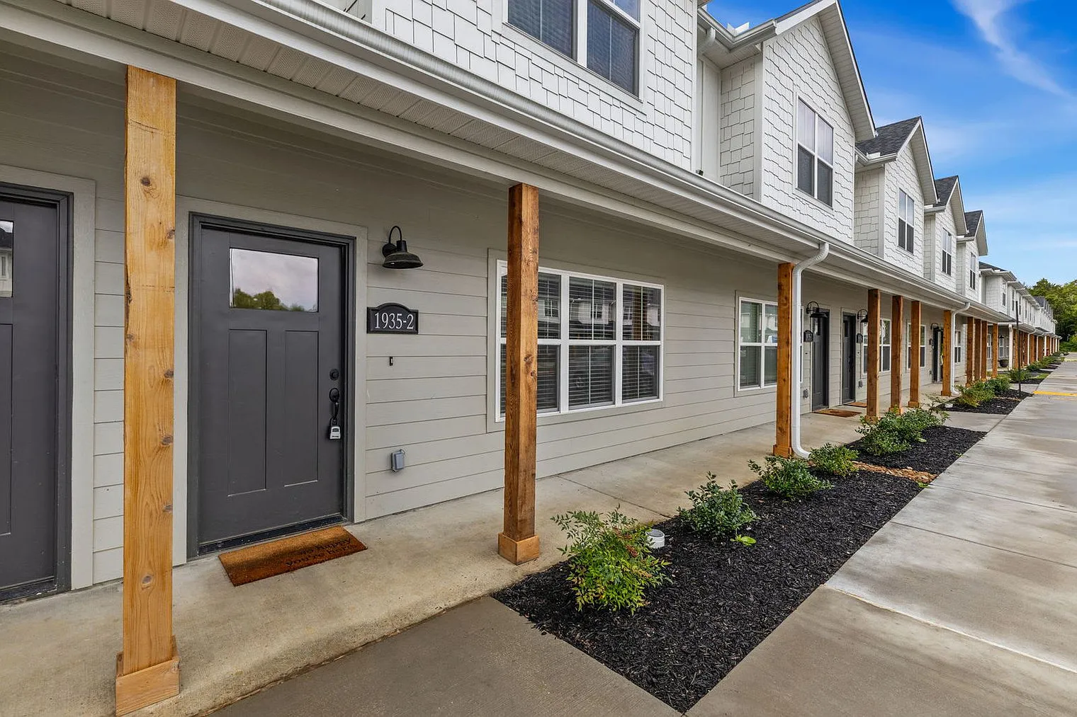 3 bed, 2.0 bath, 1431 sqft, $3,519 — Photo 3
