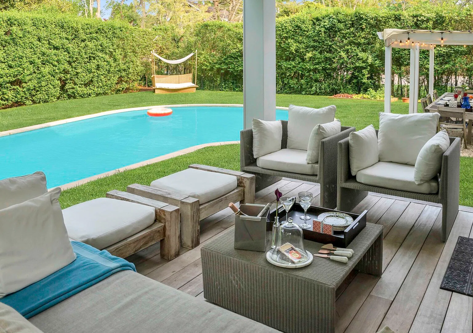 Beautiful Southampton Village Home, with Private Pool in Town — Photo 3