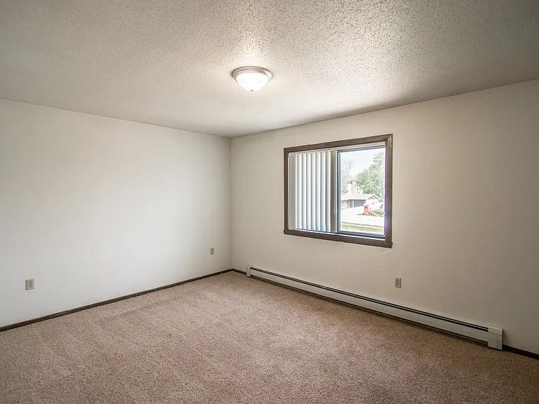 Rosser Apartments — Photo 12