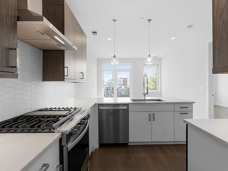 2215 W Madison St #411 — Photo 3