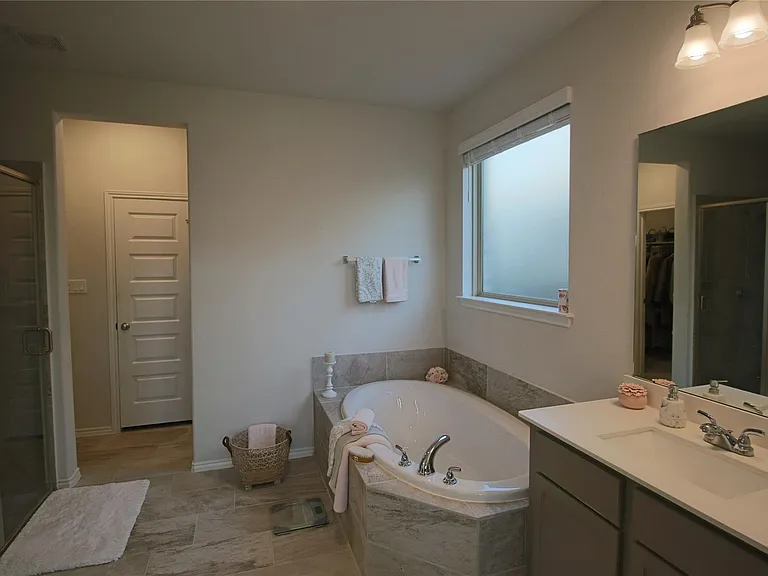 24727 Tanoureen Dr — Photo 23