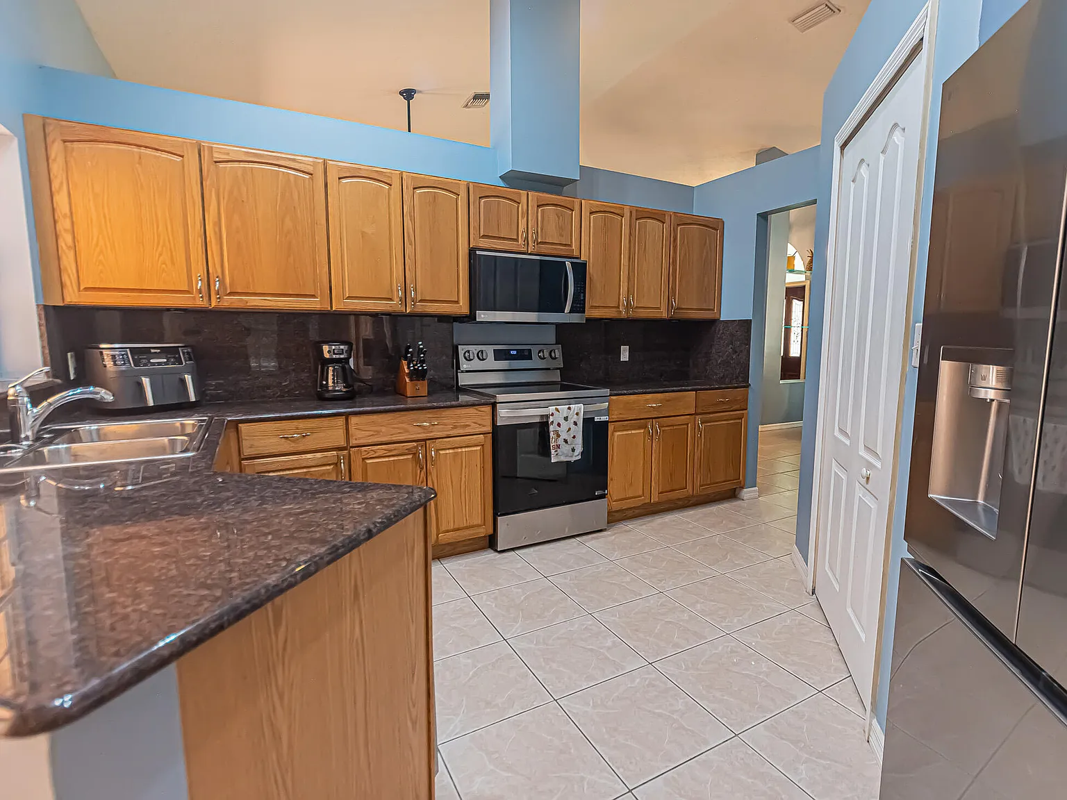 3 bed, 2.0 bath, 2347 sqft, $3,300 — Photo 4