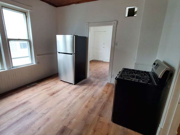 2nd image of 1568 W Windlake Ave #2