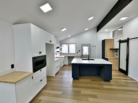 5th image of 5406 52nd Ave