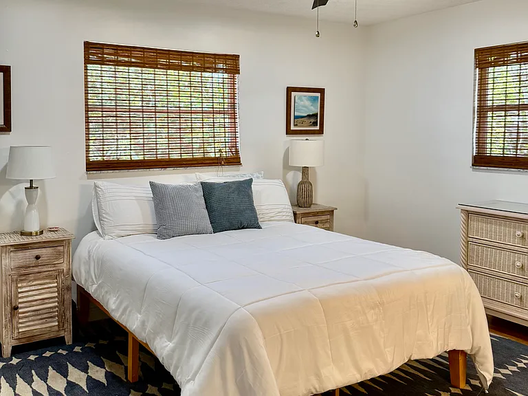 Main Bed Queen with private bathroom.