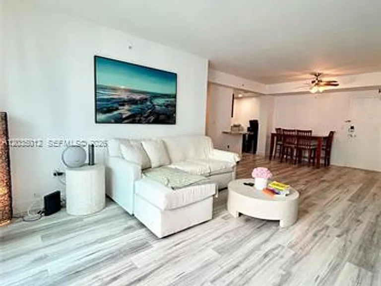 7501 E Treasure Dr #6T — Photo 2