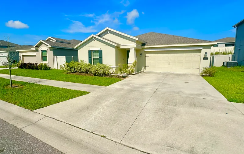 3 bed, 2.0 bath, 1555 sqft, $1,995 — Photo 3