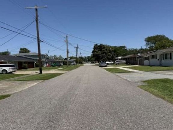 Exterior Neighborhood (street photo)