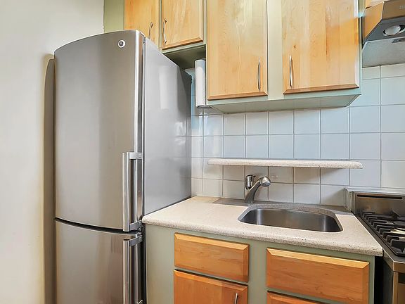 5th image of 44 Prospect Park W APT E4