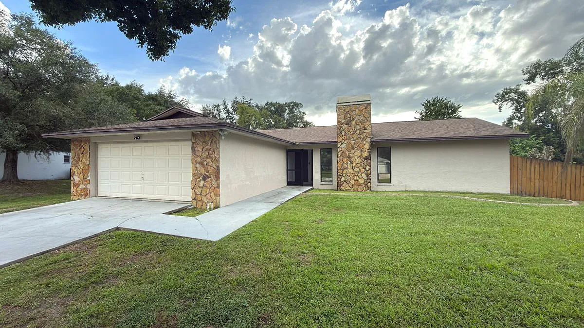 3 bed, 2.0 bath, 1459 sqft, $2,300 — Photo 2