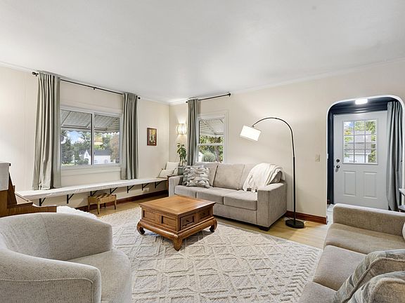 4th image of 410 2nd Ave NW