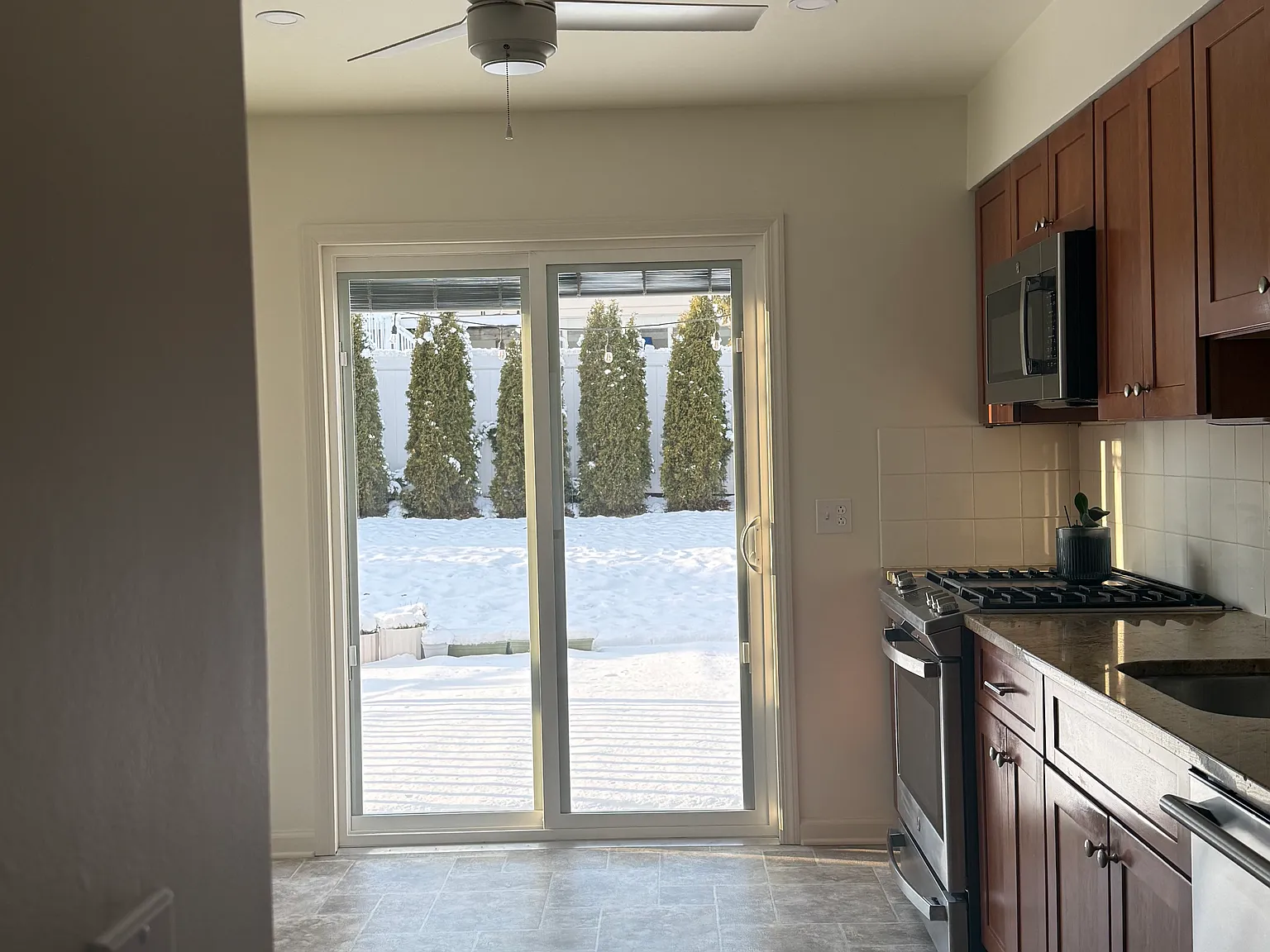 3 bed, 1.5 bath, 1300 sqft, $3,200 — Photo 4
