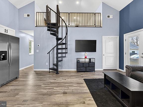 3rd image of 175 Richards Ferry Rd