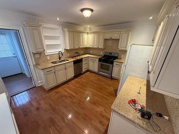 3rd image of 1554 Delaware Ave