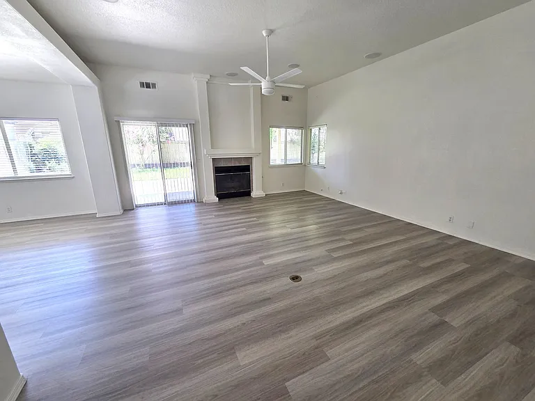 1417 E Laura Ct — Photo 2