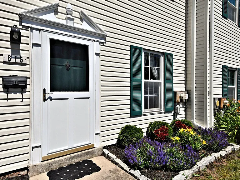 615 Piedmont Ct — Photo 1