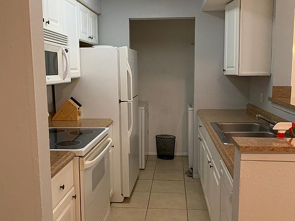 3rd image of 2885 Winkler Ave