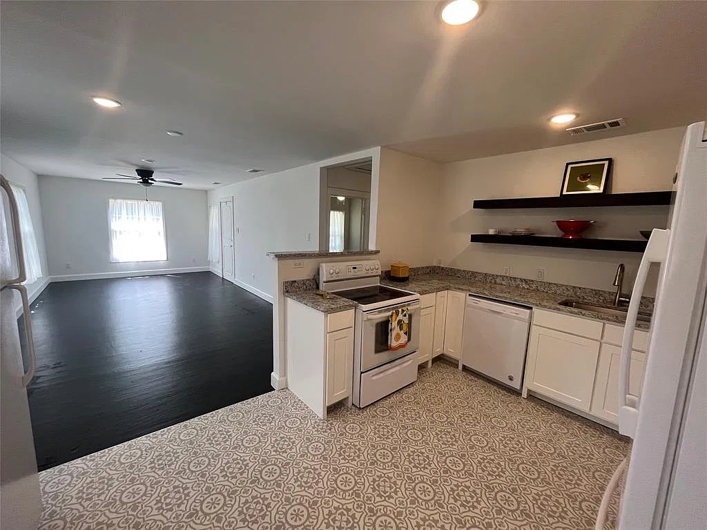 5 bed, 2102 sqft, $4,500 — Photo 3