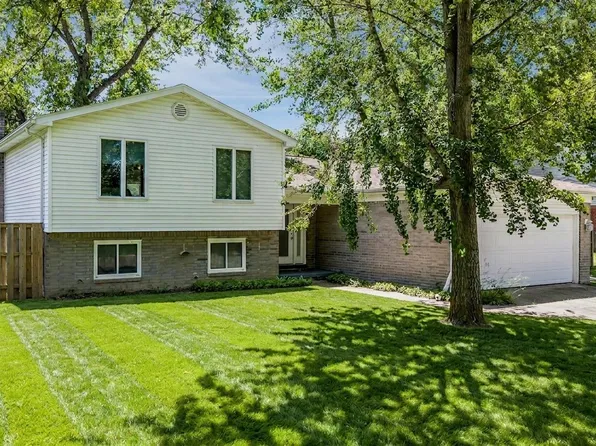 403 Lexington Dr, Saline, MI 48176