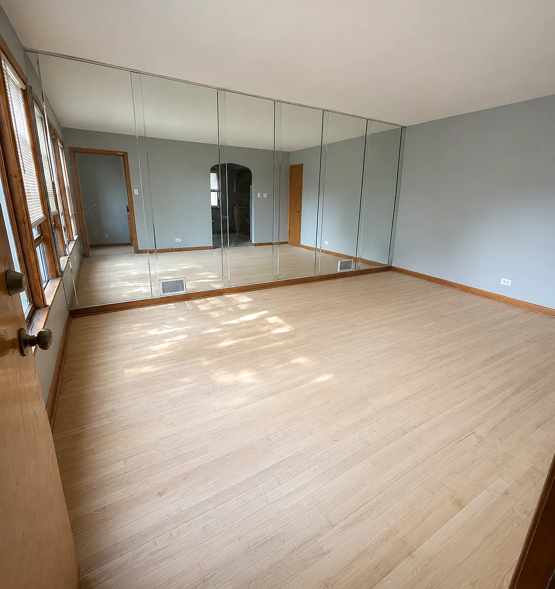 8113 S Exchange Ave — Photo 1