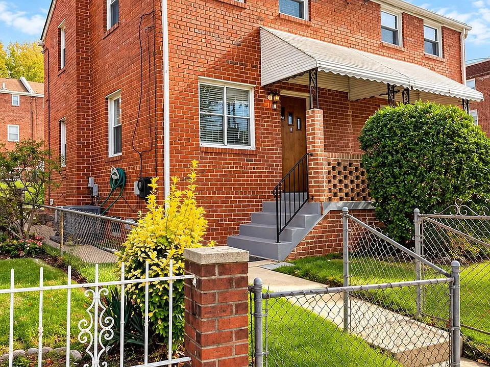 374 Chaplin St SE