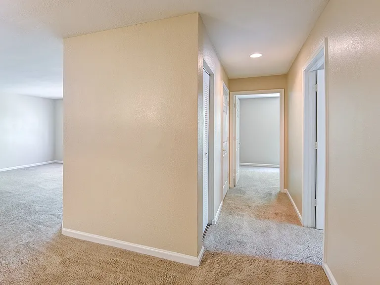 Laurel Pointe — Photo 9