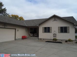 615 Ravenwood Dr, Grand Island, NE 68801