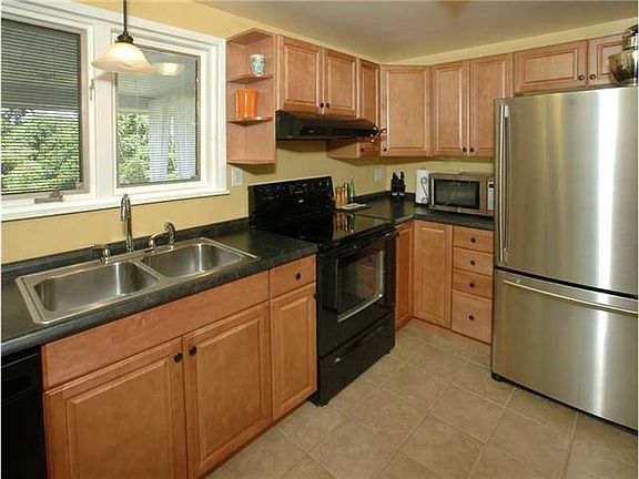 2nd image of 827 Garden City Dr
