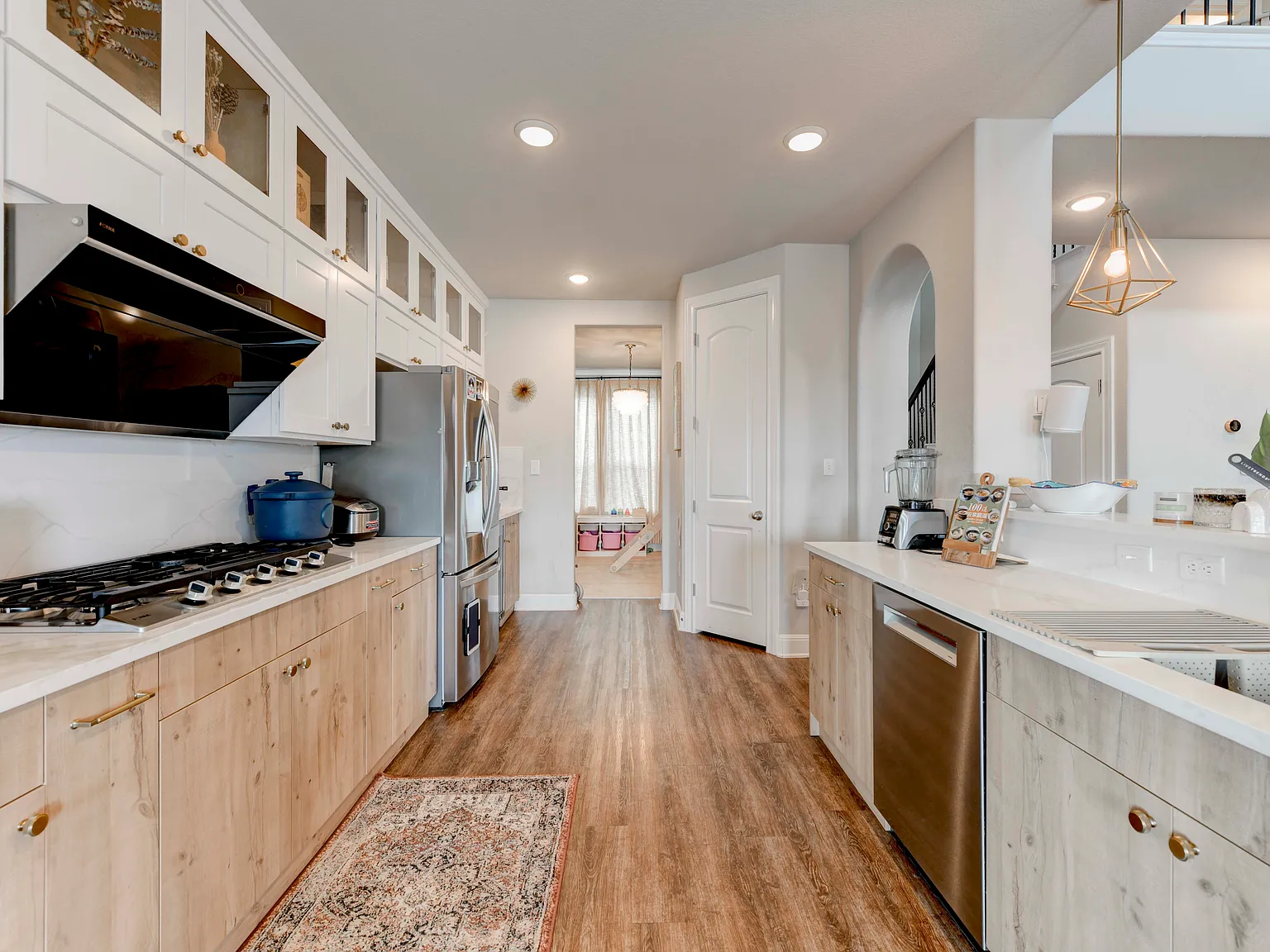 4 bed, 2544 sqft, $4,100 — Photo 3