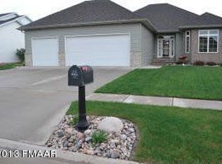 532 Queens Ct, Moorhead, MN 56560