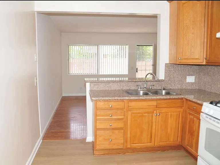 121 E Beacon St #B — Photo 9
