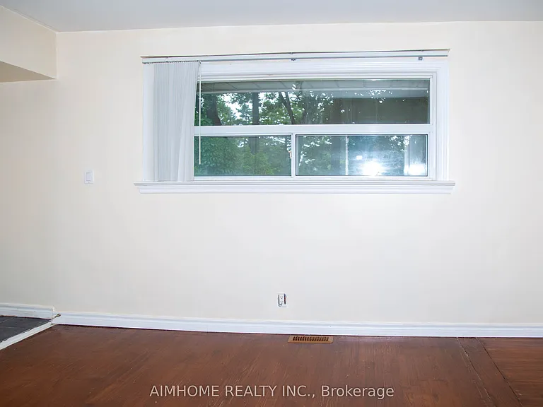 9890 Bayview Ave — Photo 18