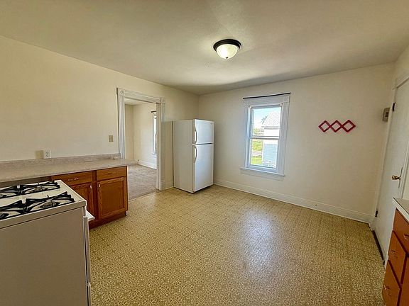 4th image of 110 Adrian St