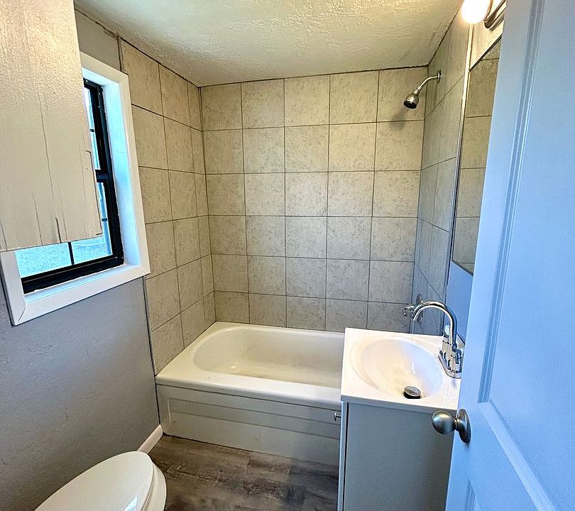 1st image of 1813 NW Bell Ave #1/2