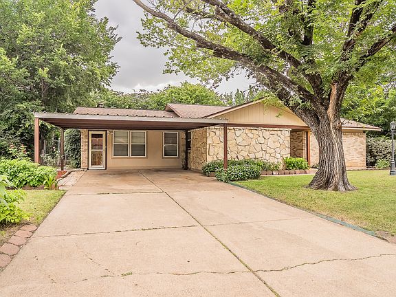 2nd image of 804 N Ector Dr