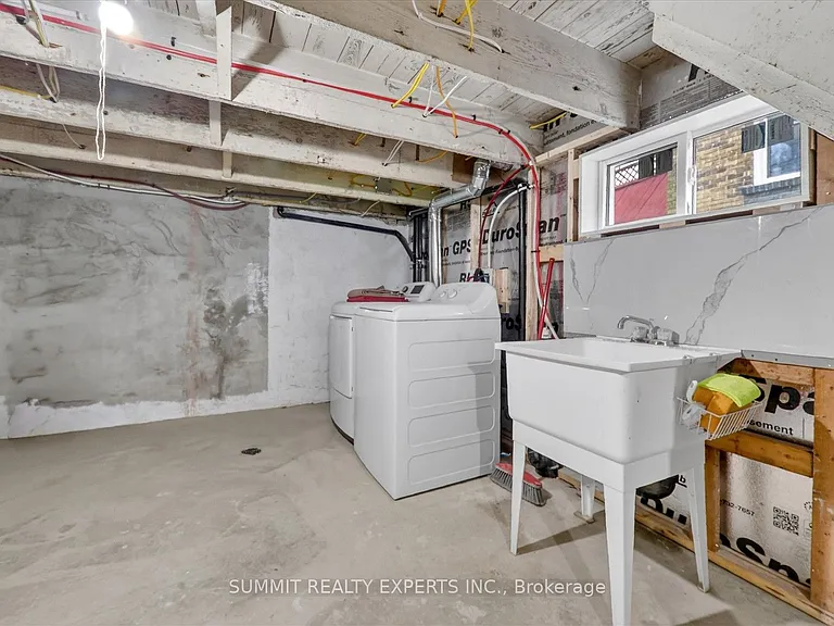 35 Court St N — Photo 32