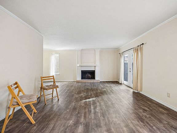 2nd image of 2614 Custer Pkwy APT A