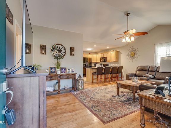 4th image of 205 Dawn Dr Unit 6