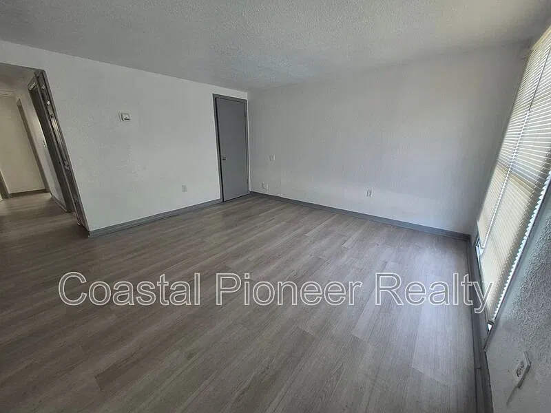 4 bed, 2.0 bath, 1064 sqft, $2,000 — Photo 3