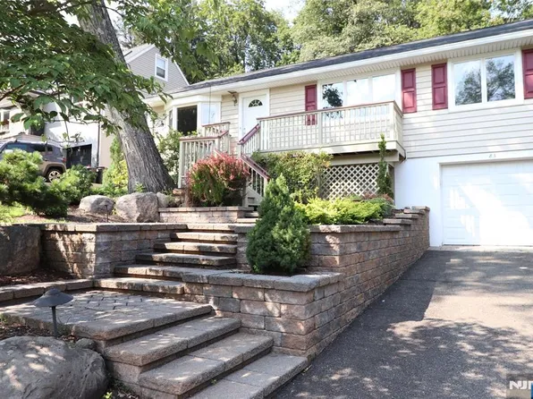 83 Oneida Ave, Oakland, NJ 07436